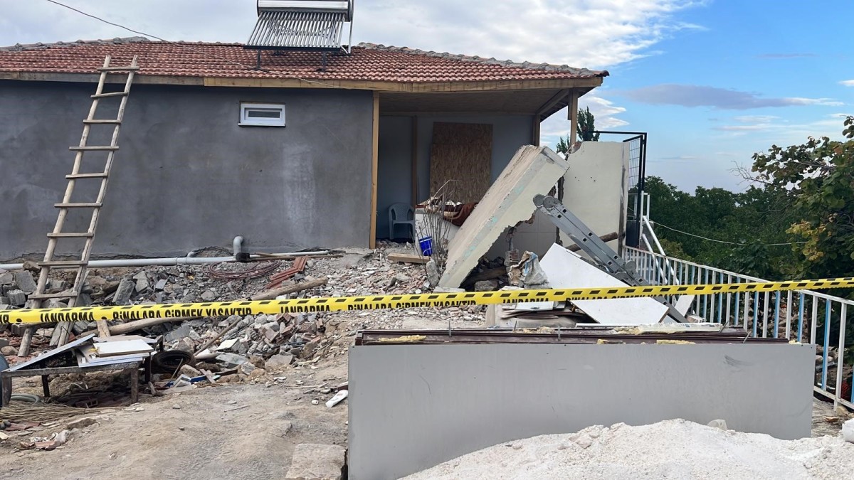 Ağır hasarlı binanın duvarı çöktü: 1 ölü