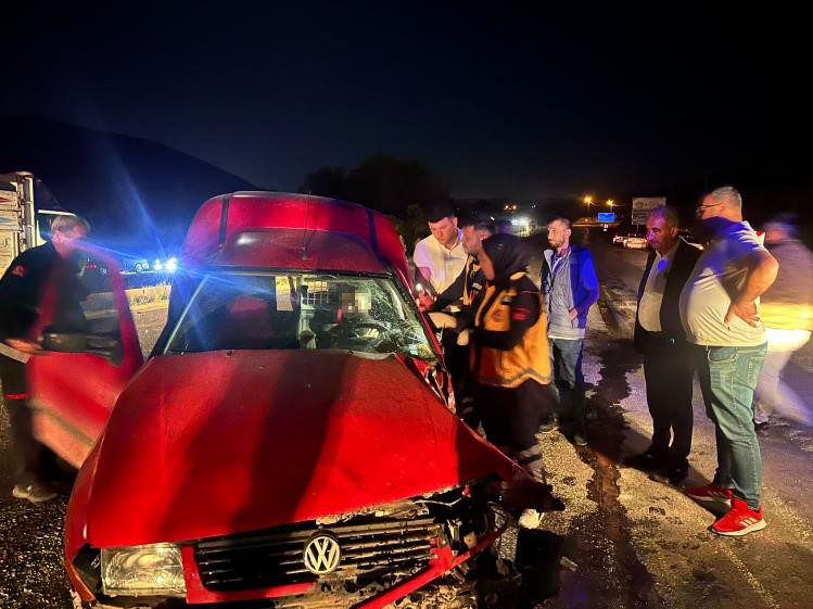  Kamyon ve ticari araç çarpıştı: 2 kişi yaralandı