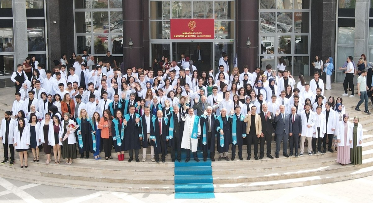 Turgut Özal Üniversitesinde Beyaz Önlük Giyme Töreni Gerçekleşti