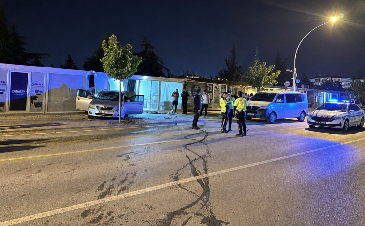 Güney Kuşak Yolu’nda Kaza: Araçlar Savrulup İş Yeri ve Direğe Çarptı