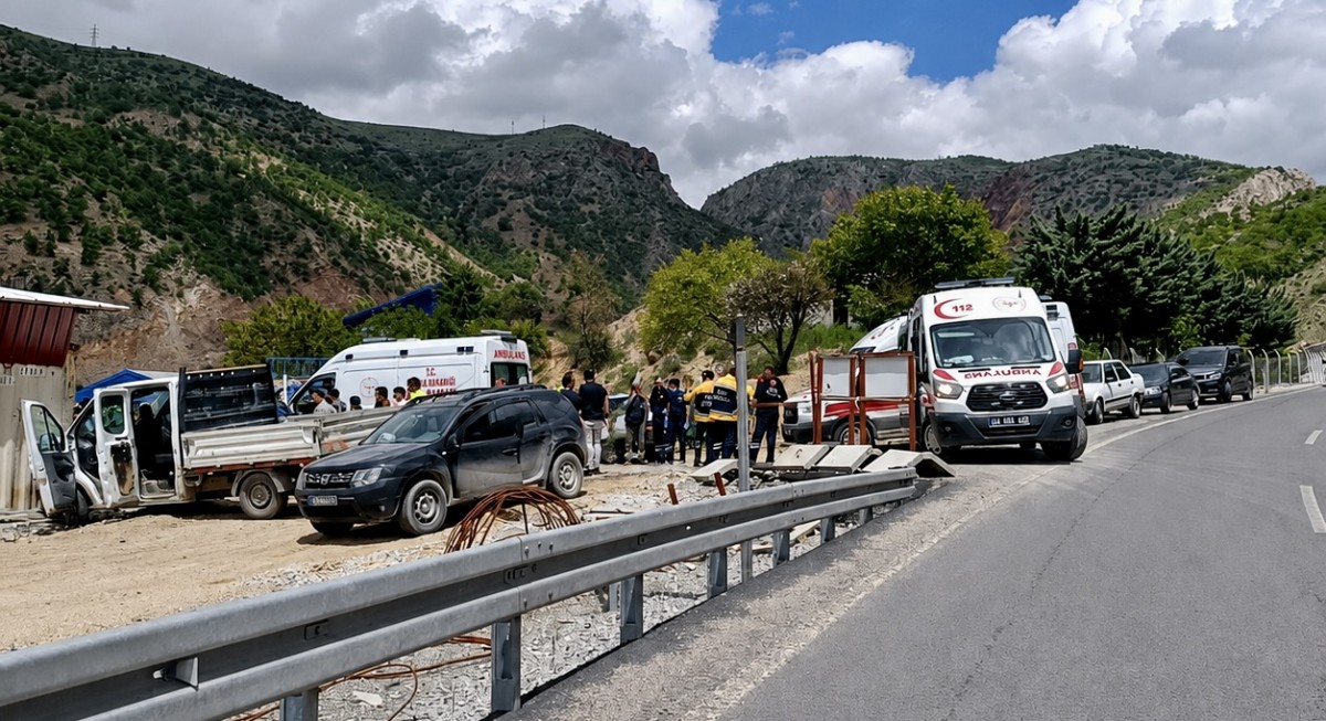Kamyonet Şantiyeye Girdi: 3 Yaralı